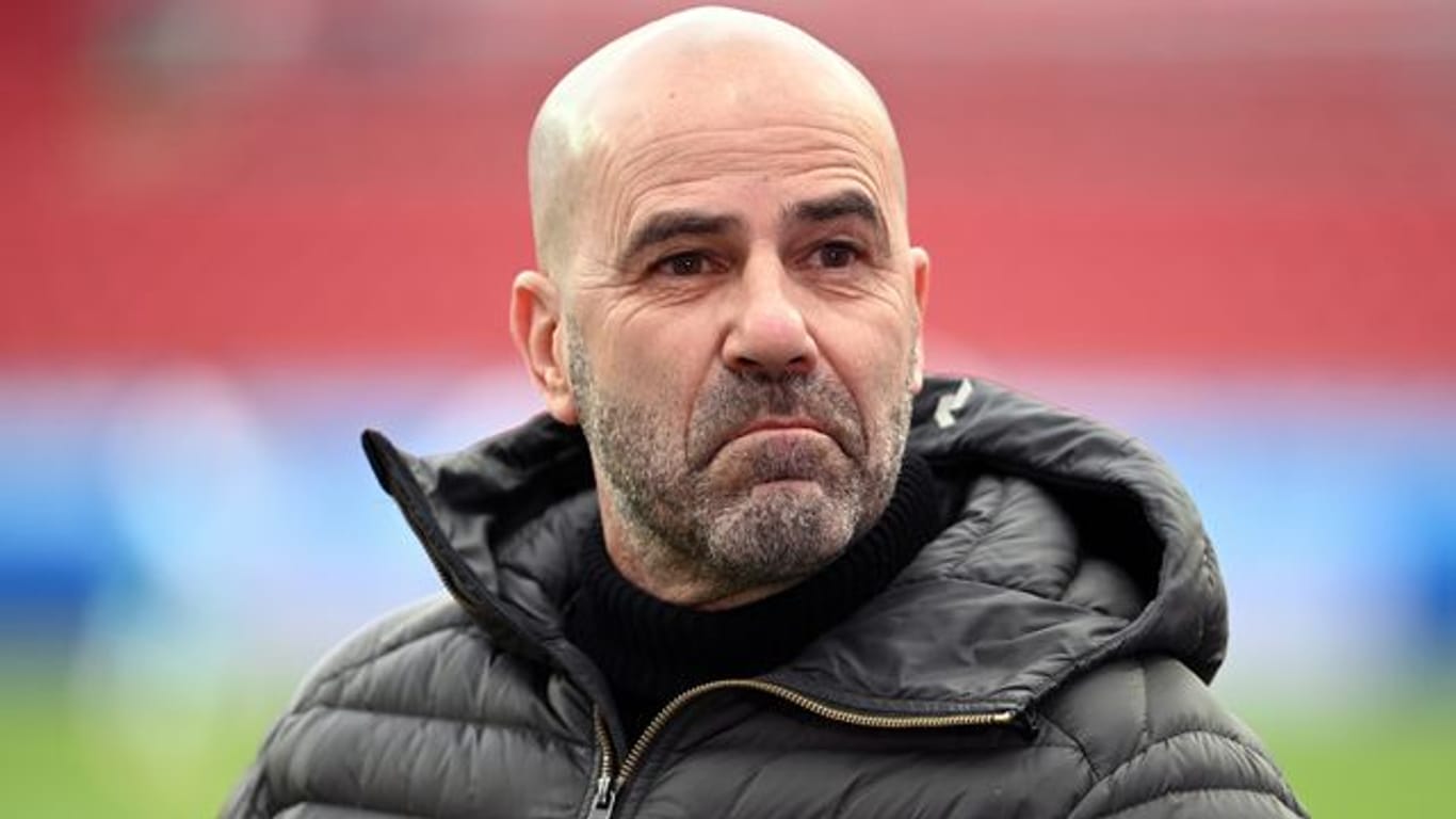Lobt die Spieler von Bayer Leverkusen für ihre Disziplin im Umgang mit der Pandemie: Trainer Peter Bosz.