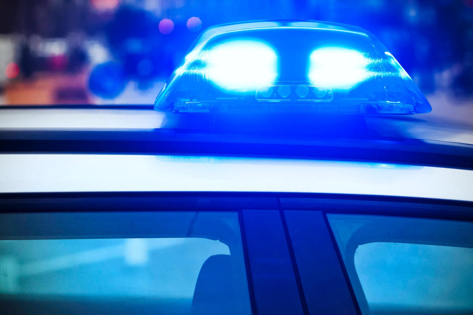 Blaulicht eines Polizeiautos: Wohnung und Arztpraxis des Mannes wurden durchsucht (Symbolbild).