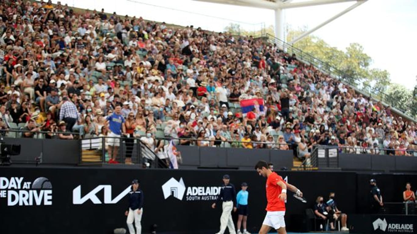 Novak Djokovic in Aktion vor knapp 4000 Zuschauern.