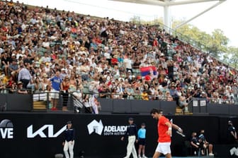Novak Djokovic in Aktion vor knapp 4000 Zuschauern.