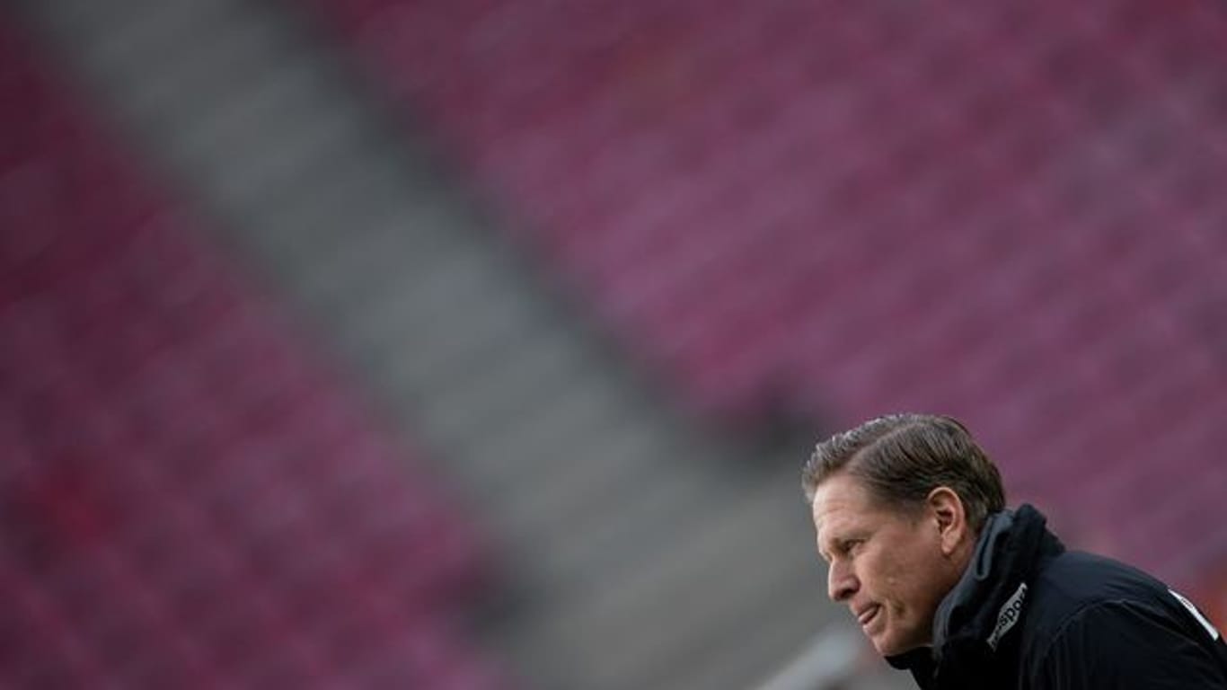 Kölns Trainer Markus Gisdol plant gegen Arminia Bielefeld mit den Winter-Neuzugängen Emmanuel Dennis und Max Meyer.
