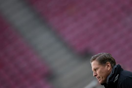 Kölns Trainer Markus Gisdol plant gegen Arminia Bielefeld mit den Winter-Neuzugängen Emmanuel Dennis und Max Meyer.