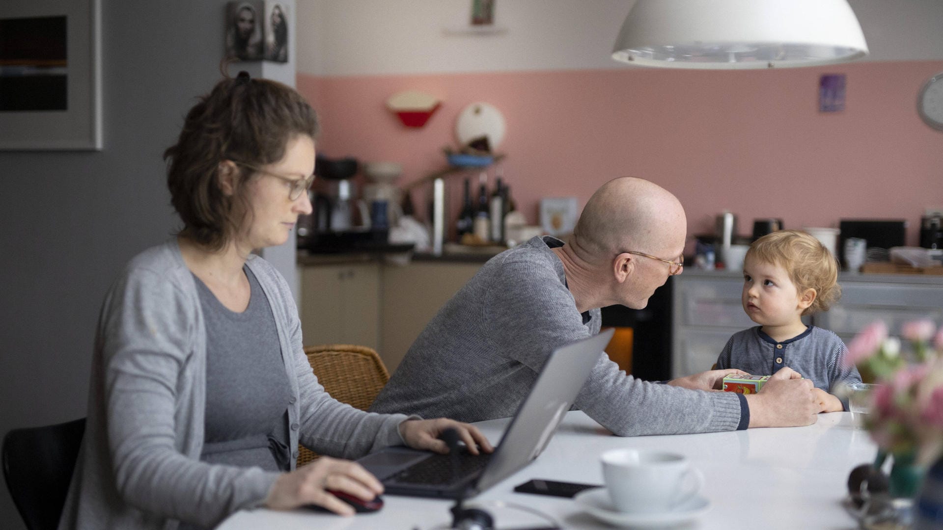 Eltern mit Kleinkind zwischen Homeoffice und Kinderbetreuung (Symbolbild): Die Stadt Frankfurt erlässt die Kita-Gebühren im Lockdown. Eltern mit Kleinkind zwischen Homeoffice und Kinderbetreuung (Symbolbild): Die Stadt Frankfurt erlässt die Kita-Gebühren im Lockdown.