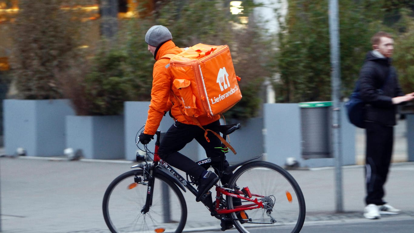 Ein Fahrradkurier unterwegs in der Stadt: Lieferungen per Rad sind in den großen Städten wie Frankfurt und Köln Normalität. Statt auf Burger und Pizza setzt Dominik Perz aber auf Backwaren.