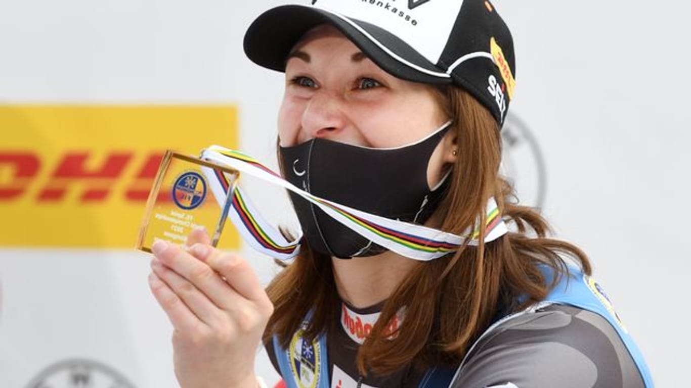 Rennrodlerin Julia Taubitz zeigt stolz ihre WM-Medaille.