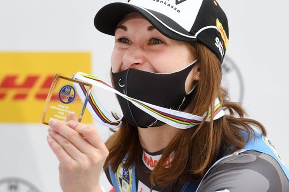 Rennrodlerin Julia Taubitz zeigt stolz ihre WM-Medaille.