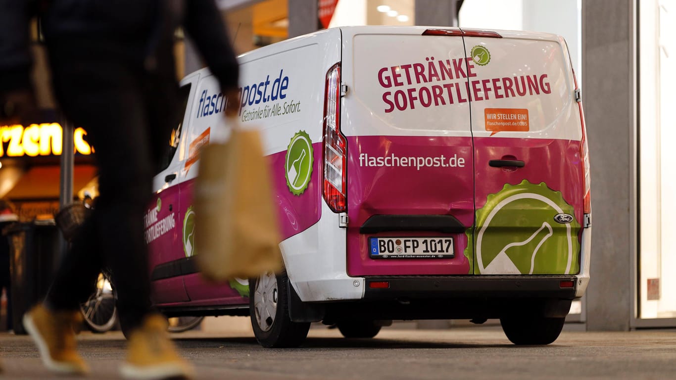 Ein Flaschenpost-Wagen in der Kölner Innenstadt: Der Getränkelieferdienst wurde 2020 von Dr. Oetker aufgekauft.