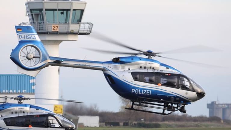 Ein Hubschrauber der Polizei (Symbolbild): Ein Berliner hat mit realitätsnahen Funksprüchen den Flugverkehr gefährdet.
