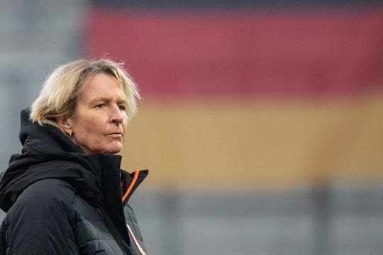 Der DFB hat den Vertrag mit Frauen-Bundestrainerin Martina Voss-Tecklenburg verlängert.