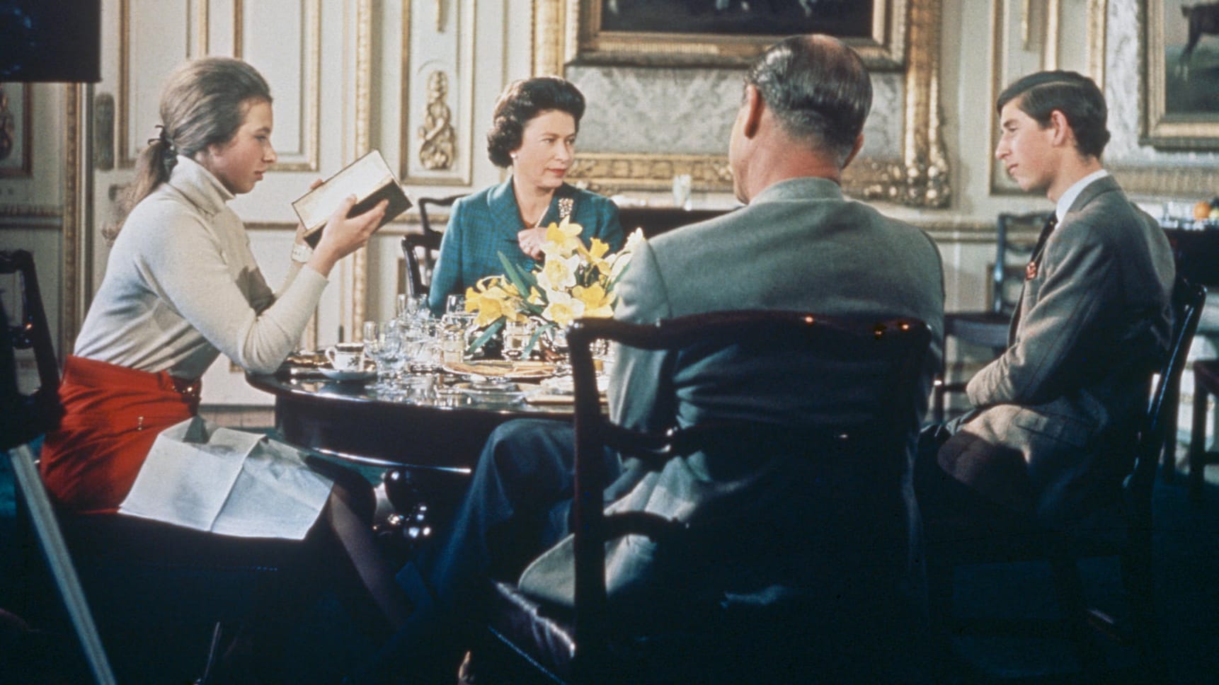 "Royal Family": Queen Elizabeth, Prinz Philip and ihre Kinder Anne und Charles im Windsor Castle 1969. "Royal Family": Queen Elizabeth, Prinz Philip and ihre Kinder Anne und Charles im Windsor Castle 1969.