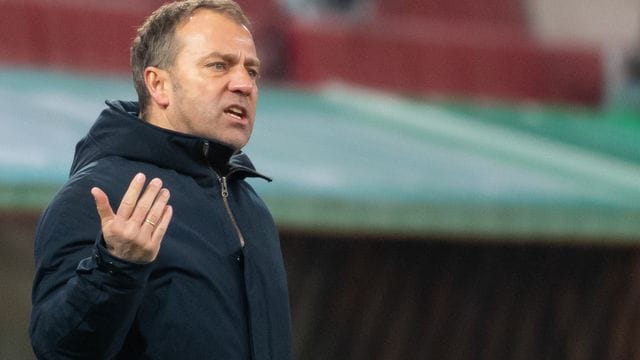 Bayern-Trainer Hansi Flick muss auch auf Leon Goretzka und Javi Martínez verzichten. Bayern-Trainer Hansi Flick muss auch auf Leon Goretzka und Javi Martínez verzichten.