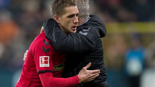 Freiburgs Nils Petersen umarmt seinen Trainer Christian Streich. Freiburgs Nils Petersen umarmt seinen Trainer Christian Streich.