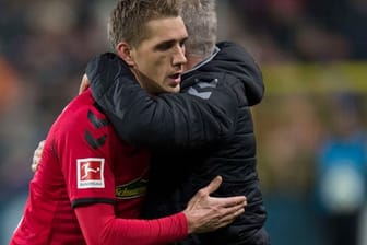 Freiburgs Nils Petersen umarmt seinen Trainer Christian Streich.