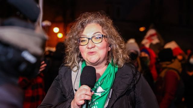 Krakau, Danzig, Kattowitz: Nur drei Städte, in denen seit Tagen Polinnen (und Polen) gegen das neue restriktive Abtreibungsgesetz auf die Straße gehen. Krakau, Danzig, Kattowitz: Nur drei Städte, in denen seit Tagen Polinnen (und Polen) gegen das neue restriktive Abtreibungsgesetz auf die Straße gehen.