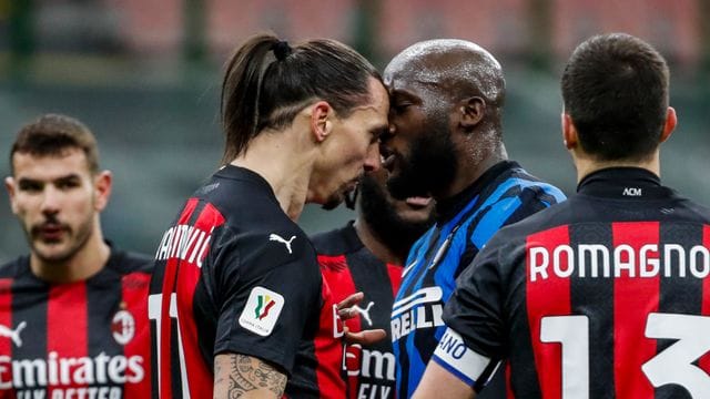 Gerieten während des Pokal-Derbys nicht nur verbal aneinander: Zlatan Ibrahimovic vom AC Mailand (l) und Romelu Lukaku von Inter Mailand.