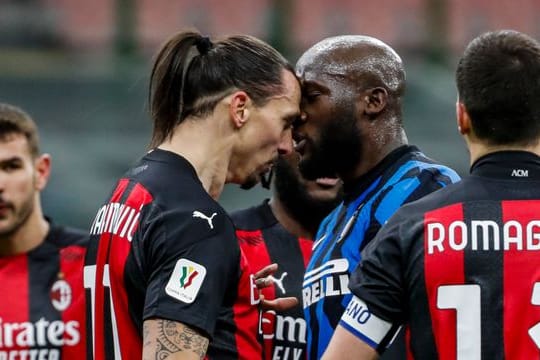 Gerieten während des Pokal-Derbys nicht nur verbal aneinander: Zlatan Ibrahimovic vom AC Mailand (l) und Romelu Lukaku von Inter Mailand.