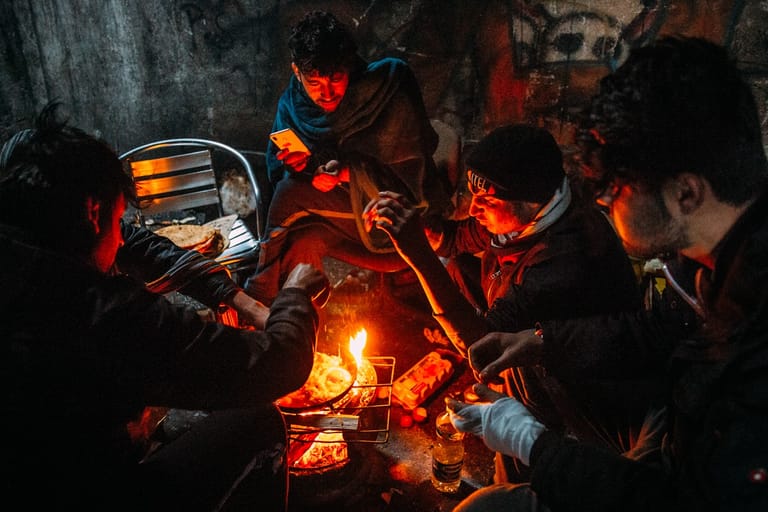 Flüchtlinge in einer Bauruine in Bosnien: Die Menschen versuchen sich an offenen Feuerstellen zu wärmen.