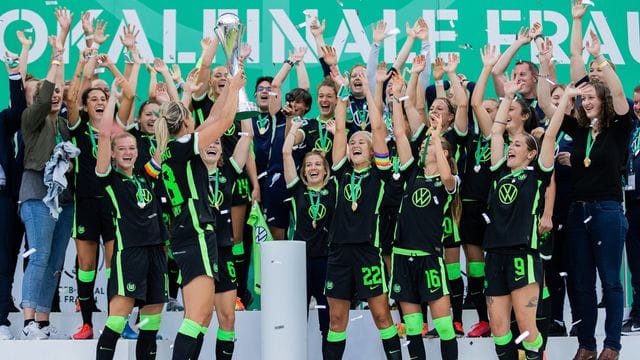 Die Spielerinnen des VfL Wolfsburg hatten 2020 den DFB-Pokal gewonnen. Die Spielerinnen des VfL Wolfsburg hatten 2020 den DFB-Pokal gewonnen.