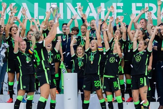 Die Spielerinnen des VfL Wolfsburg hatten 2020 den DFB-Pokal gewonnen.