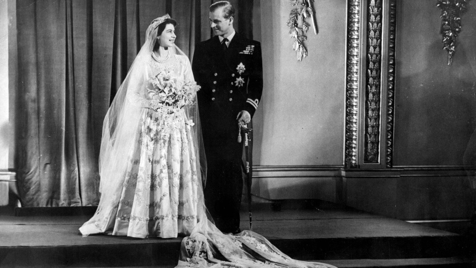 20. November 1947: Prinzessin Elizabeth und Prinz Philip bei ihrer Hochzeit.