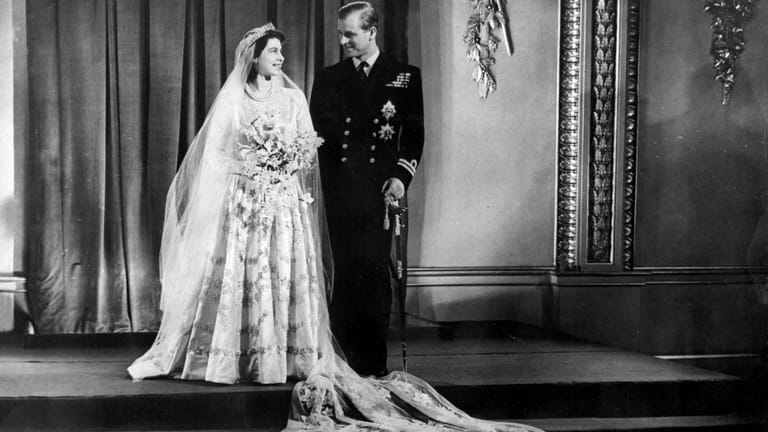 20. November 1947: Prinzessin Elizabeth und Prinz Philip bei ihrer Hochzeit.