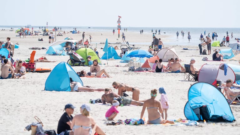 Sommerurlaub 2020: In Sankt Peter Ording an der Nordsee erholen sich Touristen – allerdings mit Abstand.
