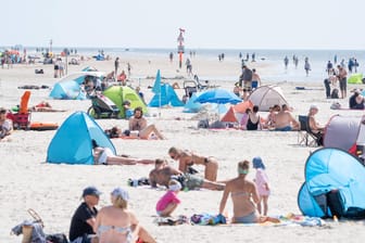 Sommerurlaub 2020: In Sankt Peter Ording an der Nordsee erholen sich Touristen – allerdings mit Abstand.