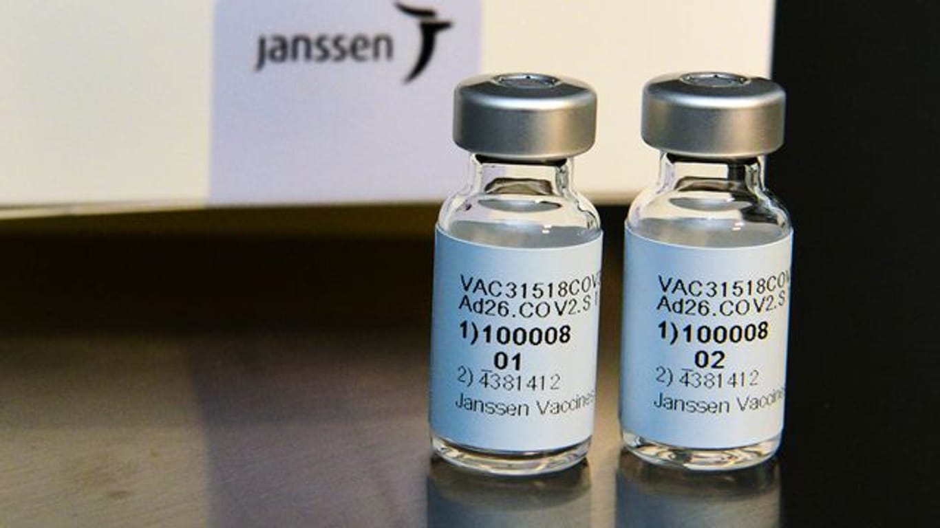Zwei Ampullen mit dem Corona-Impfstoff von Janssen, der Pharmasparte des US-Konzerns Johnson & Johnson.