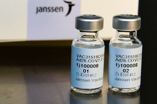 Zwei Ampullen mit dem Corona-Impfstoff von Janssen, der Pharmasparte des US-Konzerns Johnson & Johnson.