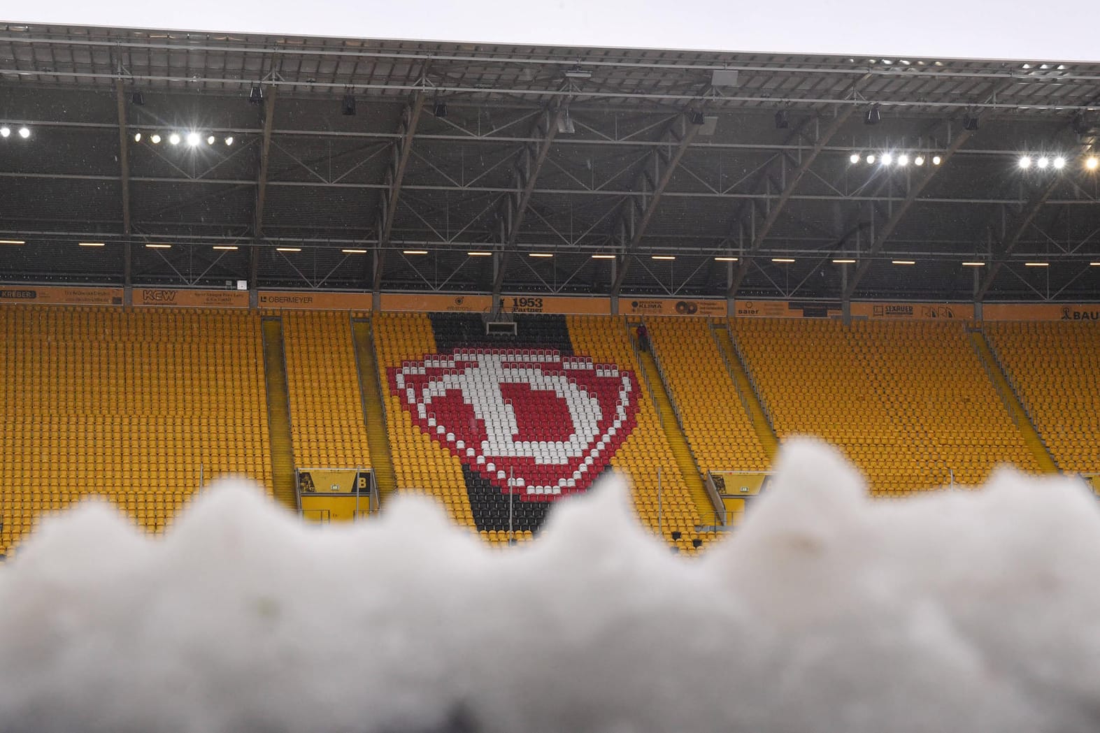 Das Rudolf-Harbig-Stadion in Dresden: Hier kann am Freitagabend nicht gespielt werden. Bereits vergangene Woche musste der Schnee beiseite geräumt werden, damit die Partie gegen Kaiserslautern stattfinden konnte.