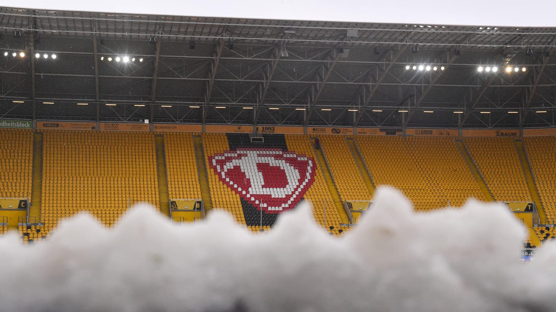 Das Rudolf-Harbig-Stadion in Dresden: Hier kann am Freitagabend nicht gespielt werden. Bereits vergangene Woche musste der Schnee beiseite geräumt werden, damit die Partie gegen Kaiserslautern stattfinden konnte.