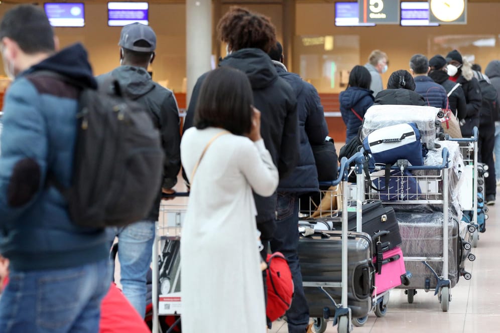Schlange am Flughafen Hamburg: Die Einreise aus einigen Ländern wird deutlich erschwert.