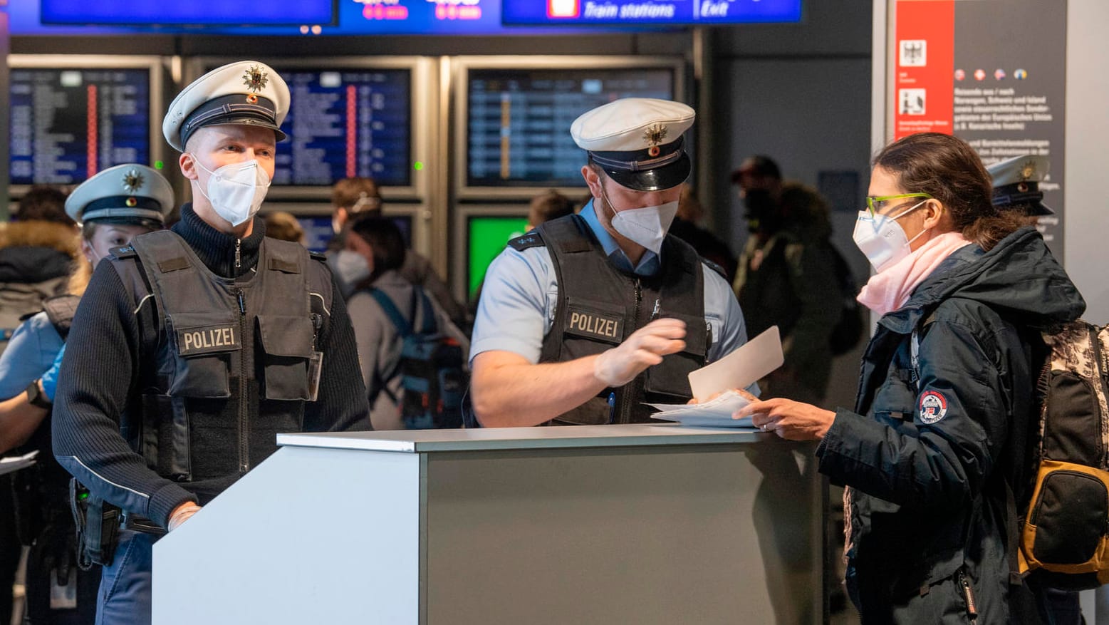 Einreisekontrolle am Flughafen Frankfurt: Hier werden in den nächsten Wochen wohl deutlich weniger Maschinen landen.