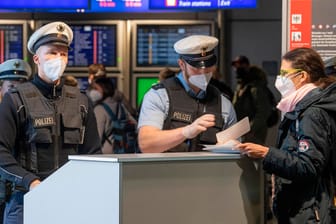 Einreisekontrolle am Flughafen Frankfurt: Hier werden in den nächsten Wochen wohl deutlich weniger Maschinen landen.