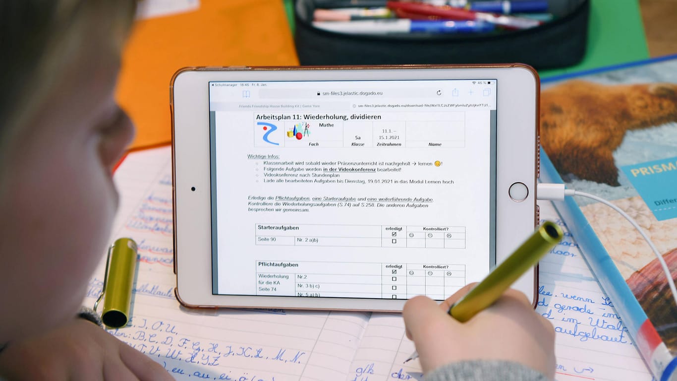 Ein Schulkind lernt auf einem iPad zu Hause (Symboldbild): In einer Berliner Schule sind fast 250 Tablet gestohlen worden.