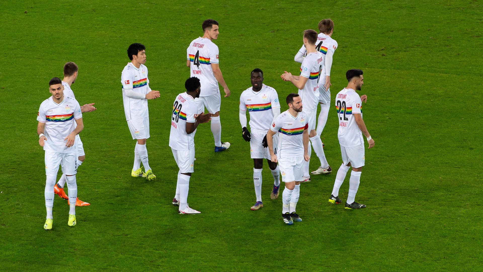 VfB Stuttgart Bunter statt roter Brustring: Die Spieler des VfB Stuttgart in Sondertrikots im Spiel gegen Mainz.Trikot, VfB Stuttgart vs. 1. FSV Mainz 05, Fussball, Herren, 1.Bundesliga, 19. Spieltag, Saiso VfB Stuttgart Bunter statt roter Brustring: Die Spieler des VfB Stuttgart in Sondertrikots im Spiel gegen Mainz.Trikot, VfB Stuttgart vs. 1. FSV Mainz 05, Fussball, Herren, 1.Bundesliga, 19. Spieltag, Saiso