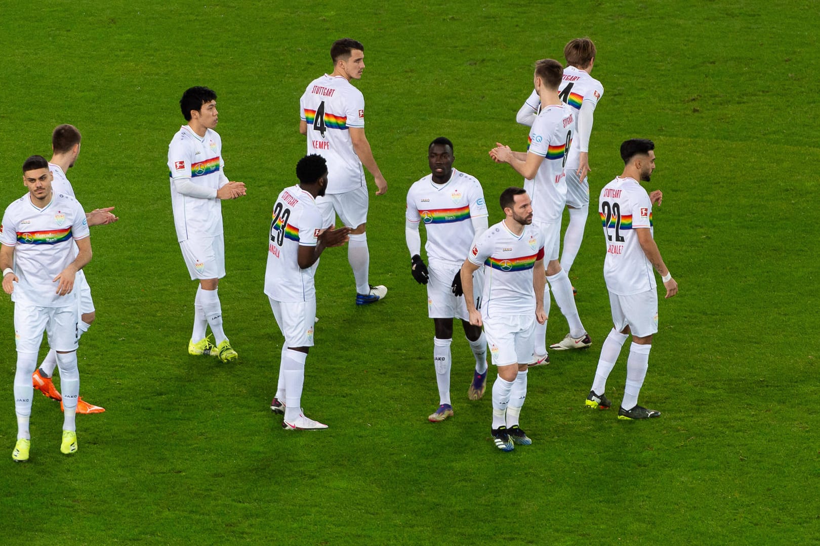VfB Stuttgart Bunter statt roter Brustring: Die Spieler des VfB Stuttgart in Sondertrikots im Spiel gegen Mainz.Trikot, VfB Stuttgart vs. 1. FSV Mainz 05, Fussball, Herren, 1.Bundesliga, 19. Spieltag, Saiso