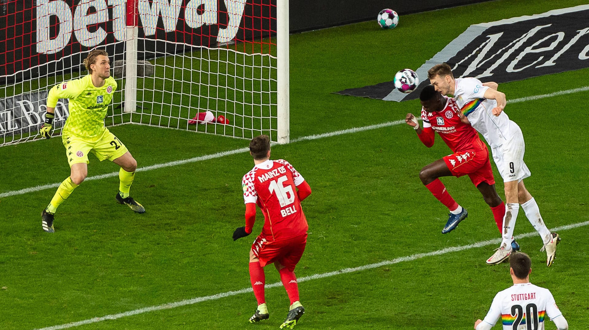 Stuttgarter Führung: VfB-Stürmer Sasa Kalajdzic (r.) ist schneller am Ball sein Mainzer Gegenspieler Moussa Niakhaté und köpft das 1:0 für die Schwaben.