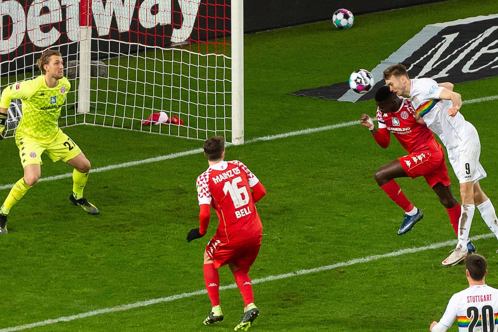 Stuttgarter Führung: VfB-Stürmer Sasa Kalajdzic (r.) ist schneller am Ball sein Mainzer Gegenspieler Moussa Niakhaté und köpft das 1:0 für die Schwaben.