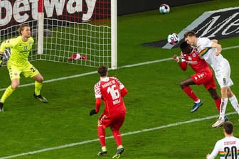 Stuttgarter Führung: VfB-Stürmer Sasa Kalajdzic (r.) ist schneller am Ball sein Mainzer Gegenspieler Moussa Niakhaté und köpft das 1:0 für die Schwaben.
