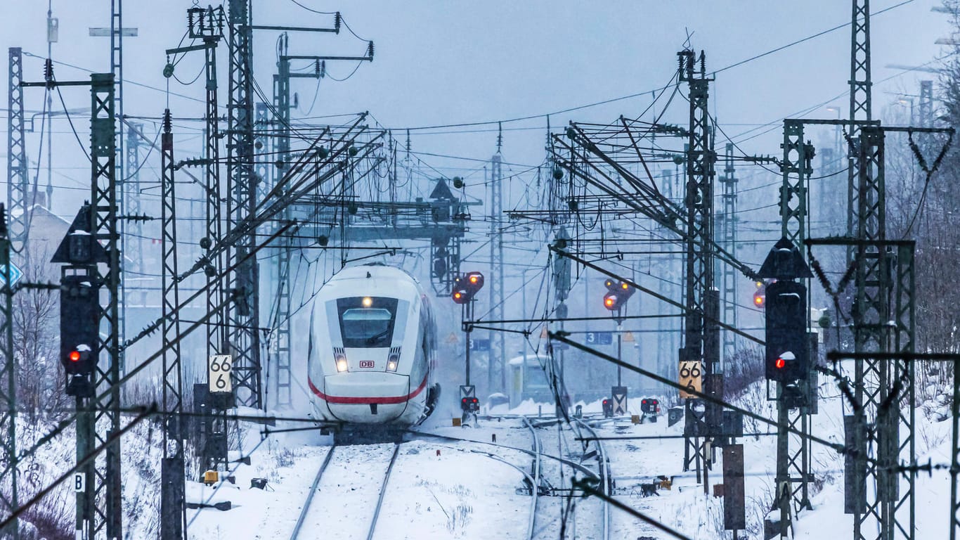 Ein ICE auf einer verschneiten Bahnstrecke: Im Norden hat der Wintereinbruch für Chaos auf den Schienen gesorgt.