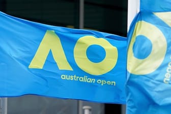 Eine Fahne mit dem Logo der Australian Open weht im Melbourne Park vor dem diesjährigen Grand-Slam-Turnier.