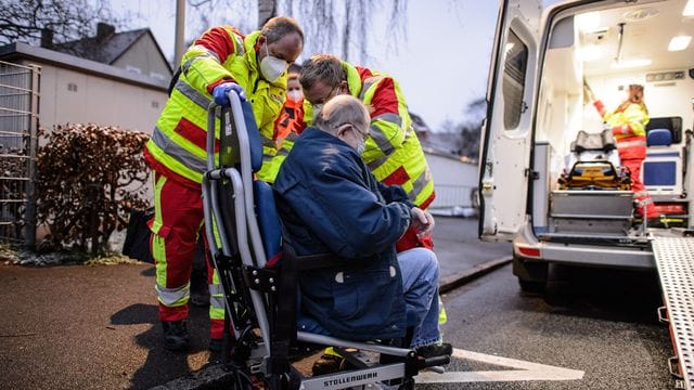 Einsatzkräfte evakuieren einen Bewohner in Göttingen.