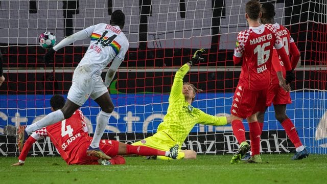 Stuttgarts Silas Wamangituka (l) erzielt das Tor zum 2:0 gegen den Mainzer Torwart Robin Zentner (r). Stuttgarts Silas Wamangituka (l) erzielt das Tor zum 2:0 gegen den Mainzer Torwart Robin Zentner (r).