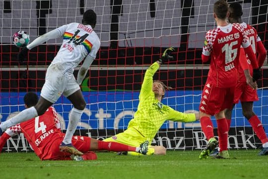 Stuttgarts Silas Wamangituka (l) erzielt das Tor zum 2:0 gegen den Mainzer Torwart Robin Zentner (r).