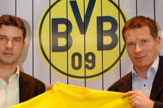 Schon immer Borussia Dortmund: Michael Zorc (l) und Stefan Reuter präsentieren 2002 ein neues Trikot.
