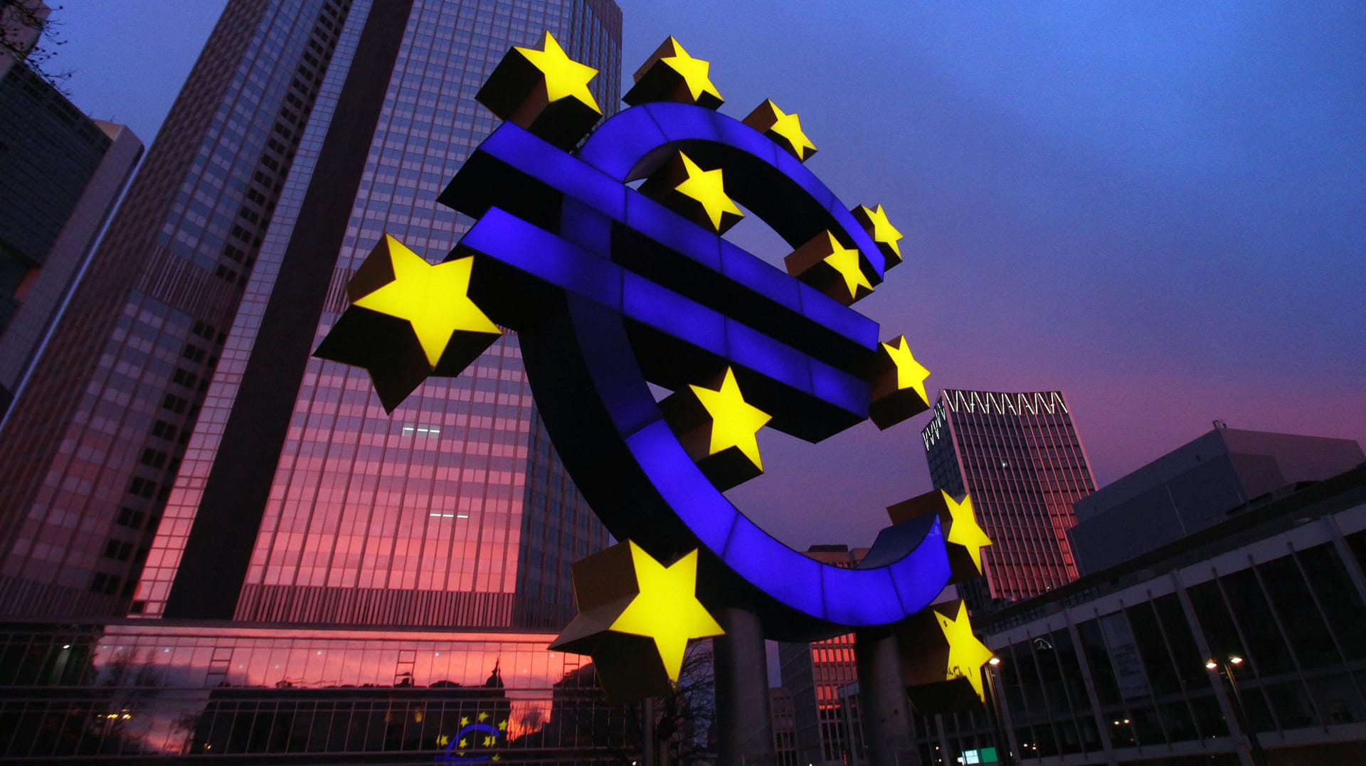 Das Euro-Symbol vor der Europäischen Zentralbank (Symbolbild): Der Leitzins im Euroraum ist seit Jahren auf Rekordtief.