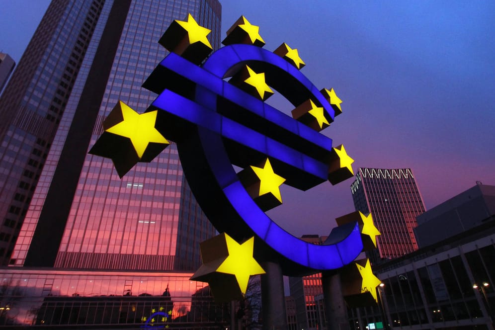 Das Euro-Symbol vor der Europäischen Zentralbank (Symbolbild): Der Leitzins im Euroraum ist seit Jahren auf Rekordtief.