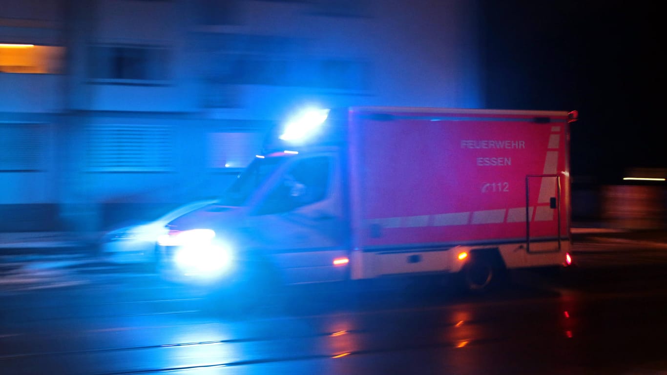 Ein Rettungswagen in Essen (Symbolbild): In der Stadt in NRW sind bei einem Brand zwei Hunde ums Leben gekommen.