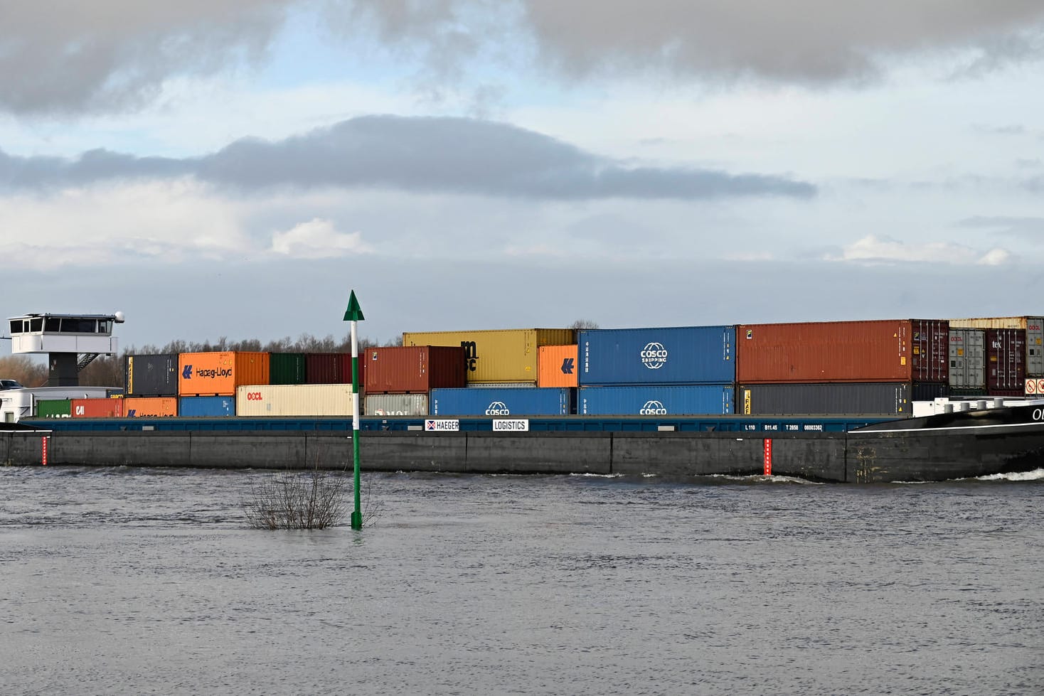 Ein mit Containern beladenes Binnenfrachtschiff befährt den Rhein bei Xanten (Symbolbild): Bei Karlsruhe ist die Schifffahrt wegen Hochwassers eingestellt worden.